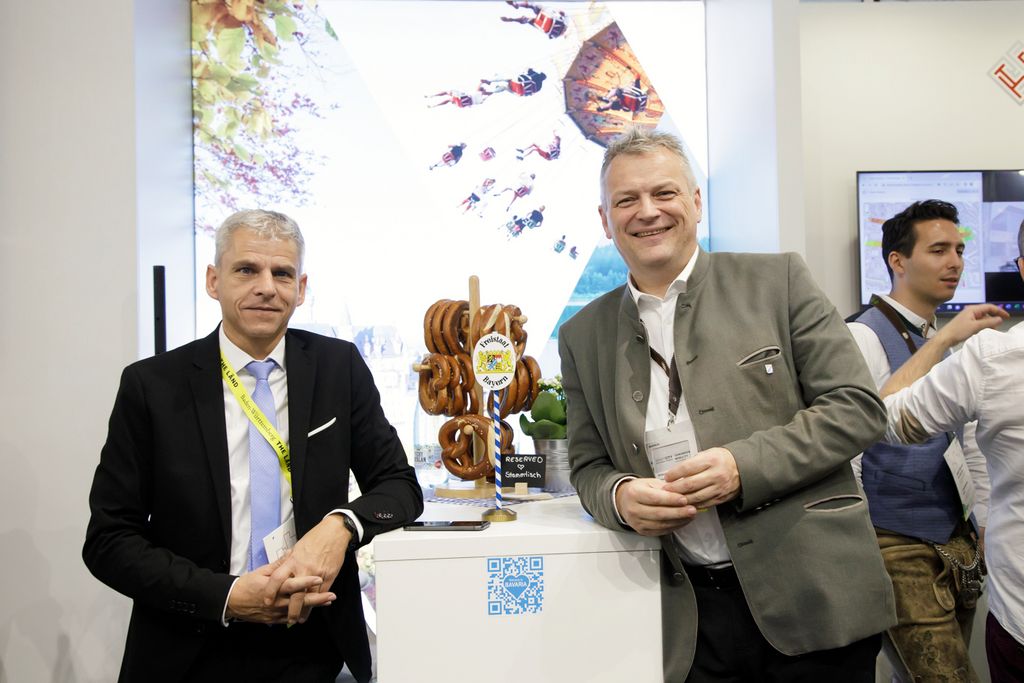 Bayerns Wirtschaftsstaatssekretär Roland Weigert (r.) und sein baden-württembergischer Kollegen Dr. Patrick Rapp am bayerischen Messestand, auf dem sich 30 Aussteller aus dem Freistaat präsentieren. Foto: Bayern International