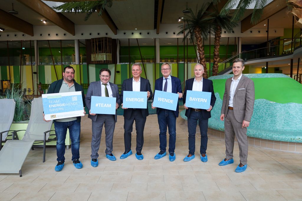 Staatssekretär Tobias Gotthardt (2. v. l.) mit (v.. l. n. r.) Andreas Strohmer (Leiter Technik), Dr. Michael Fiedeldey (Geschäftsführer der Stadtwerke Bamberg), Andreas Starke (Oberbürgermeister der Stadt Bamberg), Alexander Wagner (Energiekoordinator bei der Regierung von Oberfranken) und Dr. Daniel Then (Leiter Technik der Stadtwerke Bamberg) bei der Auszeichnung als „Gestalter im Team Energiewende Bayern“.
Foto: Stadtwerke Bamberg