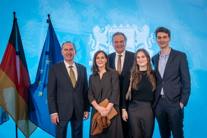 Bayerns Wirtschaftsminister Hubert Aiwanger verleiht die Staatsmedaille für besondere Verdienste um die bayerische Wirtschaft.