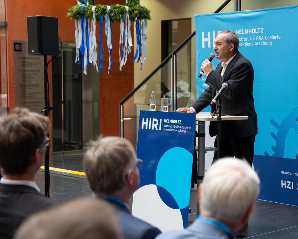 Impressionen des Bayerischen Staatsministers Hubert Aiwanger beim Richtfest auf dem Medizin-Campus Würzburg.