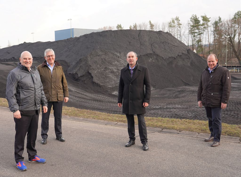 Von links: Lothar Schreiber (Onyx Power Group, Geschäftsführer Kraftwerk Zolling), Klaus-Peter Thelen (Onyx Power Group), Wirtschaftsminister Hubert Aiwanger und Peter Feldhaus (CEO Onyx Power Group). Foto: StMWi.