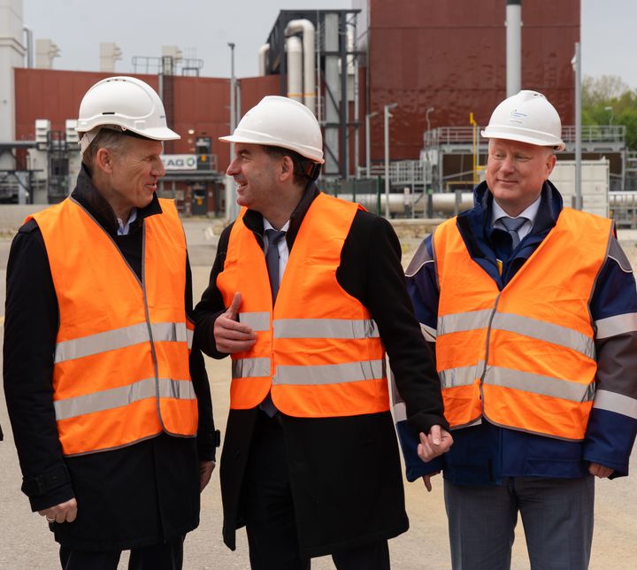 In Leipheim tauschte sich Bayerns Wirtschafts- und Energieminister Hubert Aiwanger mit Vertretern der LEAG aus (v.l.n.r): Thorsten Kramer, Vorstandsvorsitzender der LEAG, Staatsminister Hubert Aiwanger und Thomas Hörtinger, Geschäftsführer des Gaskraftwerks Leipheim. Foto: StMWi/B. Brummer