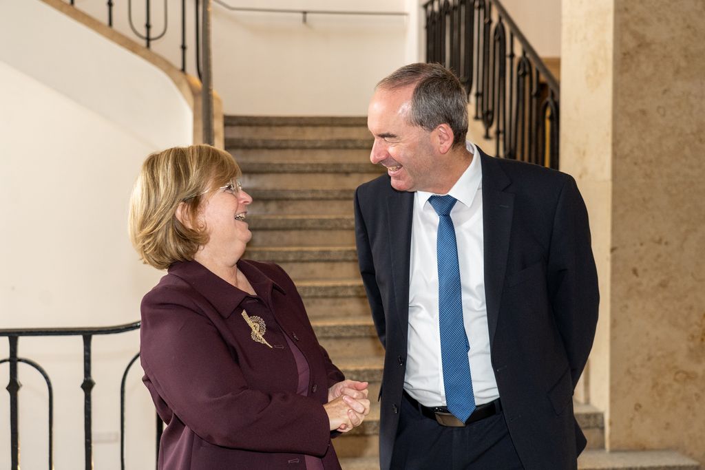Bayerns Wirtschaftsminister Hubert Aiwanger hat sich mit der israelischen Generalkonsulin Talya Lador-Fresher zu Wirtschafts- und Energiethemen ausgetauscht.
Foto: StMWi