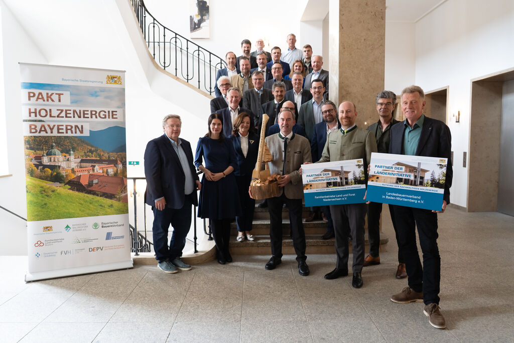 Bayerns Wirtschaftsminister Hubert Aiwanger mit den Teilnehmern des Runden Tischs Holzenergie (Foto: StMWi)