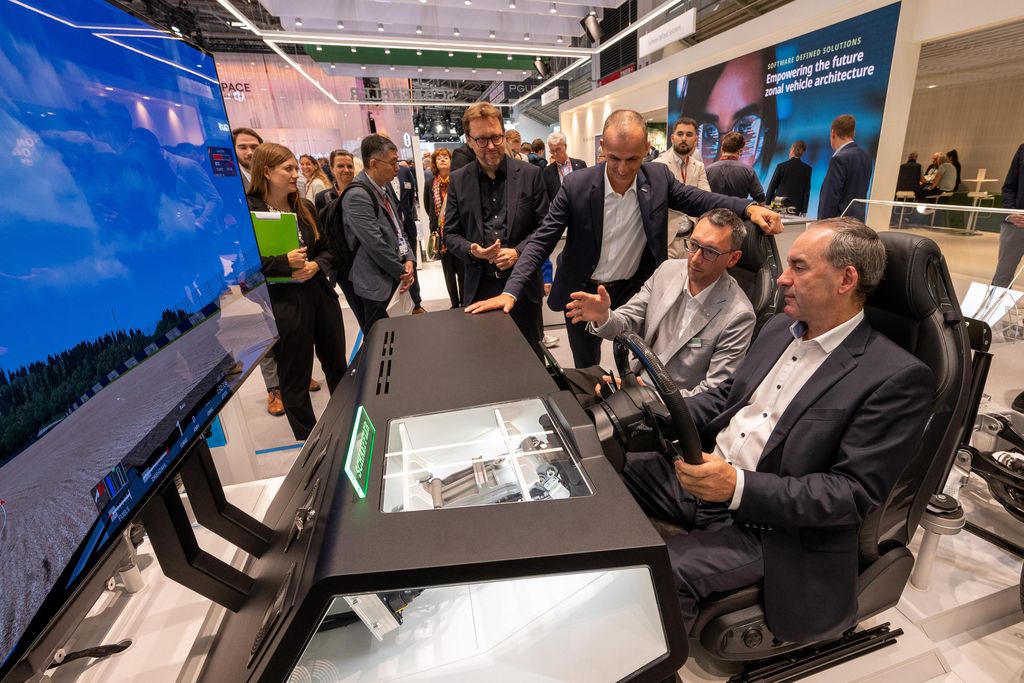 Impressionen des IAA Rundgangs mit Bayerns Wirtschaftsminister Hubert Aiwanger.