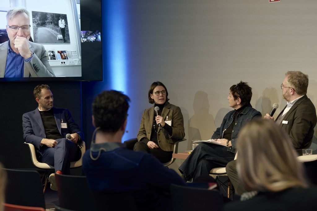 Tobias Gotthardt, Staatssekretär im Bayerischen Staatsministerium für Wirtschaft, Landesentwicklung und Energie, verleiht den Staatspreis für bayerische Kreativorte. 