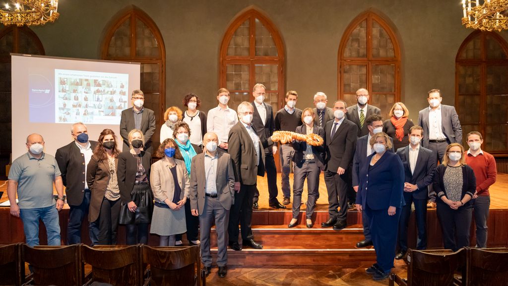 Wirtschaftsminister Hubert Aiwanger mit dem Team der Bayern Kapital GmbH beim Festakt zur Schlüsselübergabe an die neue Geschäftsführerin Monika Steger. Foto: StMWi/Elke Neureuther