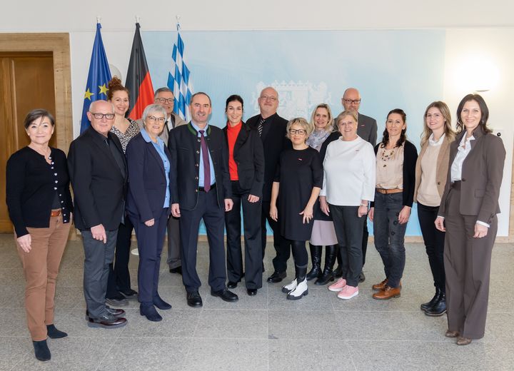 Bayerns Wirtschaftsminister Hubert Aiwanger mit den Vertretern des bayerischen Friseur- und Kosmetikerhandwerks. Foto: StMWi/E. Neureuther