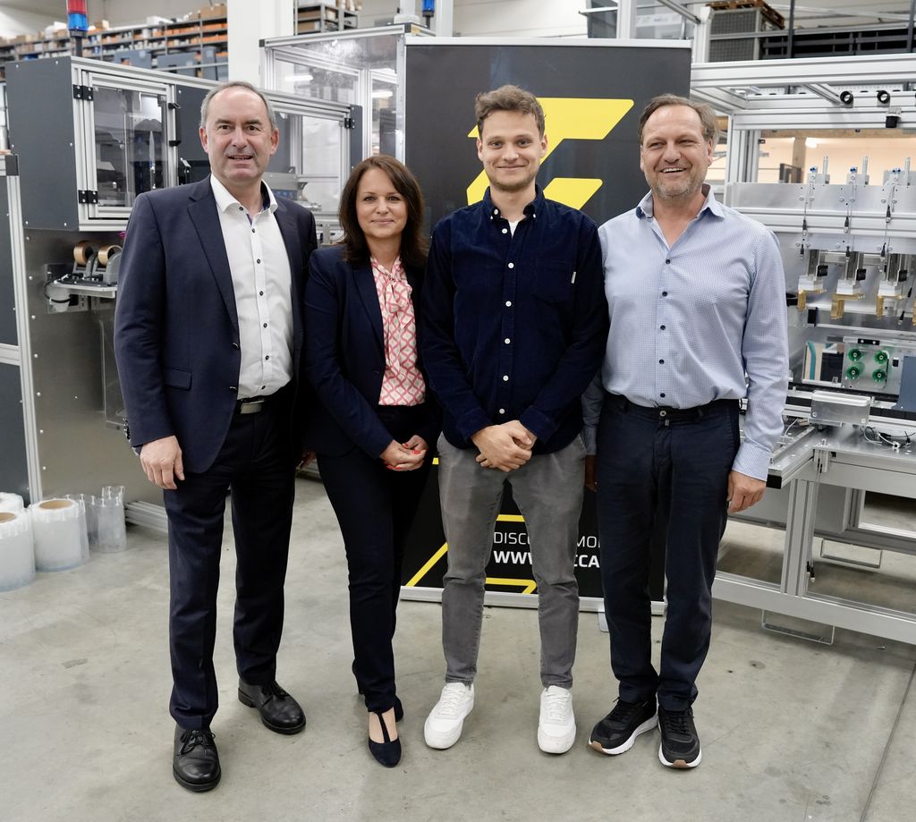 Wirtschaftsminister Hubert Aiwanger begrüßt Geschäftsführer Thomas Aunkofer (rechts) mit Familie. Foto: StWMi.