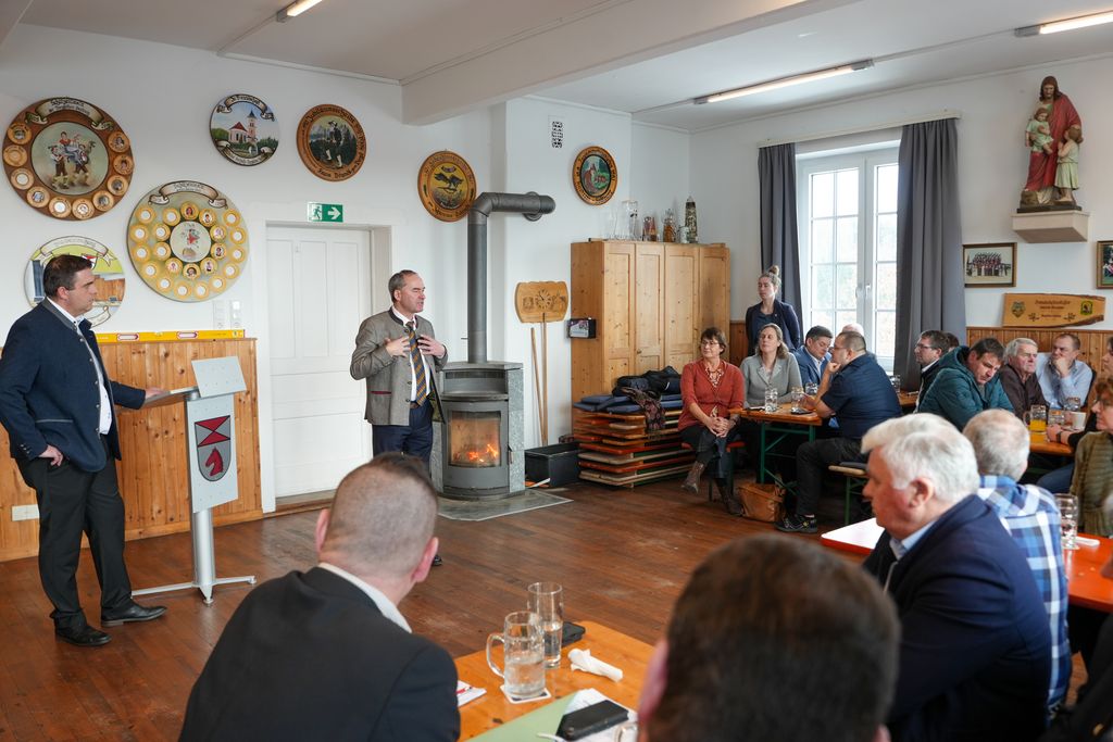Bayerns Wirtschaftsminister Hubert Aiwanger im Gespräch mit interessierten Bürgern, Unternehmern und Vertretern der Kommunal- sowie Landespolitik. 
Foto: StMWi/ K. Huber