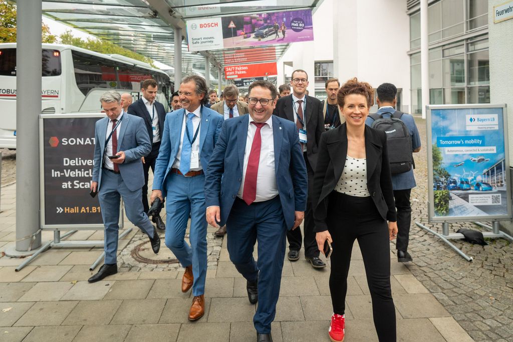 Impressionen des Besuchs von Bayerns Wirtschaftsstaatssekretär Tobias Gotthardt am OpenSpace-Stand des Bayerischen Wirtschaftsministeriums.