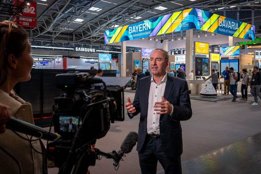 Impressionen des IAA Rundgangs mit Bayerns Wirtschaftsminister Hubert Aiwanger.