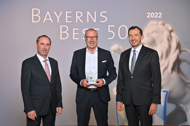 Bayerns Wirtschaftsminister Hubert Aiwanger (links) übergibt die Auszeichnung "Bayerns Best 50" an die ASAP Holding GmbH.