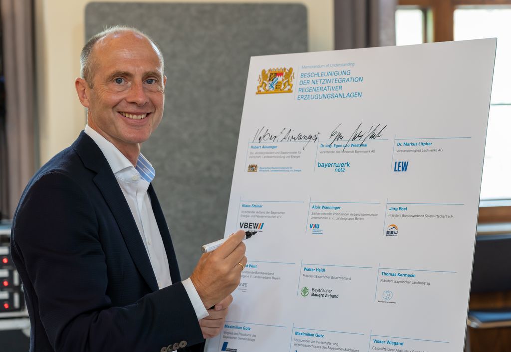 Unterzeichnung des Memorandum of Understanding durch Dr. Egon Westphal (Vorstandsvorsitzender Bayernwerk AG)
