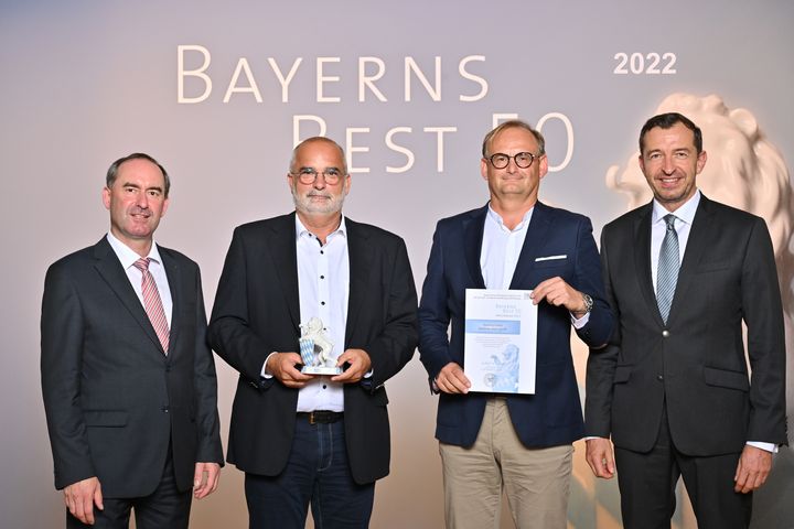 Bayerns Wirtschaftsminister Hubert Aiwanger (links) übergibt die Auszeichnung "Bayerns Best 50" an die Teamlog GmbH Spedition und Logistik.
