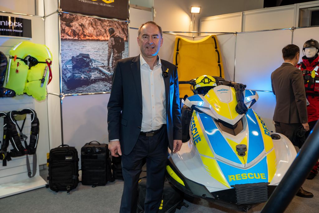 Bayerns Wirtschaftsminister Hubert Aiwanger unternimmt einen Messerundgang auf der Enforce Tac in Nürnberg.