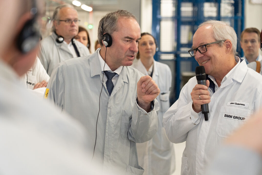Beim Rundgang informierte sich der Minister über die technischen Details.
Foto: StMWi/ F. Wachtveitl