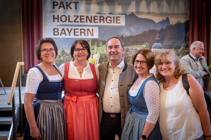 Impressionen der feierlichen Unterzeichnung des Pakts "Holzenergie Bayern". 