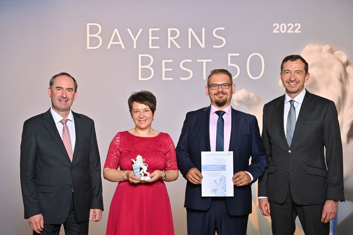 Bayerns Wirtschaftsminister Hubert Aiwanger (links) übergibt die Auszeichnung "Bayerns Best 50" an die Liebensteiner Kartonagenwerk GmbH.