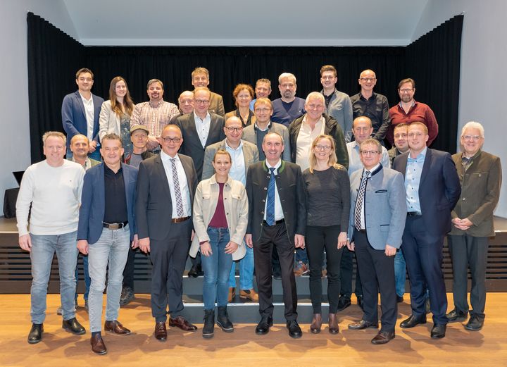 Wirtschaftsminister Hubert Aiwanger (vorne in der Mitte) gemeinsam mit den Vertreterinnen und Vertretern der Interessensgemeinschaft Premium Partner Bayerischer Wald. Foto: StMWi/E. Neureuther
