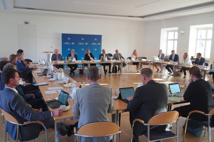 An dem Runden Tisch in Landshut nahmen Vertreter sowohl aller niederbayerischen Thermen als auch der Kommunen, des Bezirks und der Tourismusverbände teil. (Foto: StMWi / P. Hof)