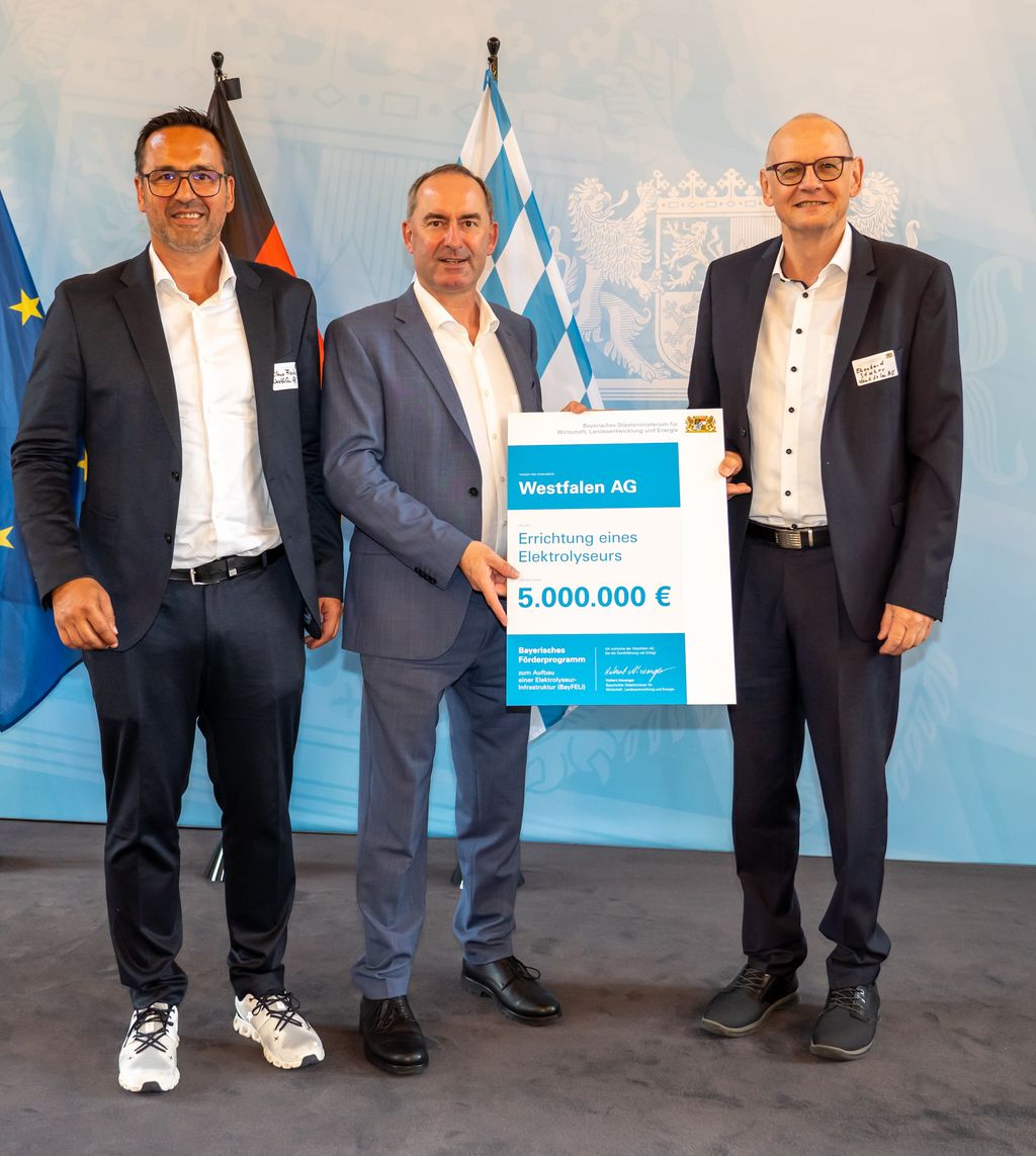 Bayerns Energieminister Hubert Aiwanger übergibt den Förderbescheid für den Bau eines Elektrolyseurs an die Vertreter der Westfalen AG, Claus Fischer (1.v.l.) und Eberhard Stuber (3.v.l.).
Foto: StMWi/E. Neureuther