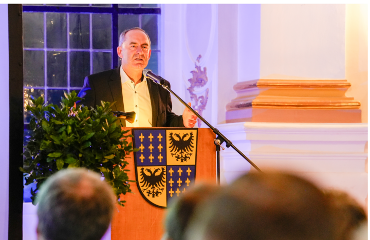 Wirtschaftsminister Hubert Aiwanger bei seiner Rede zur Preisverleihung des Arbeitgeberawards. Foto: StWMi.