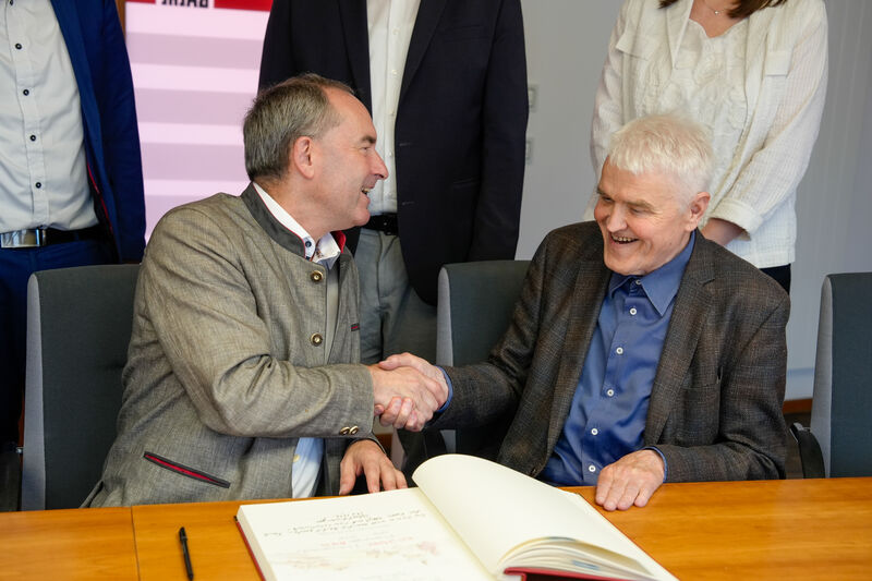 Wirtschaftsminister Aiwanger und Karl Bachl im persönlichen Gespräch.
Foto: StMWi/ K. Huber