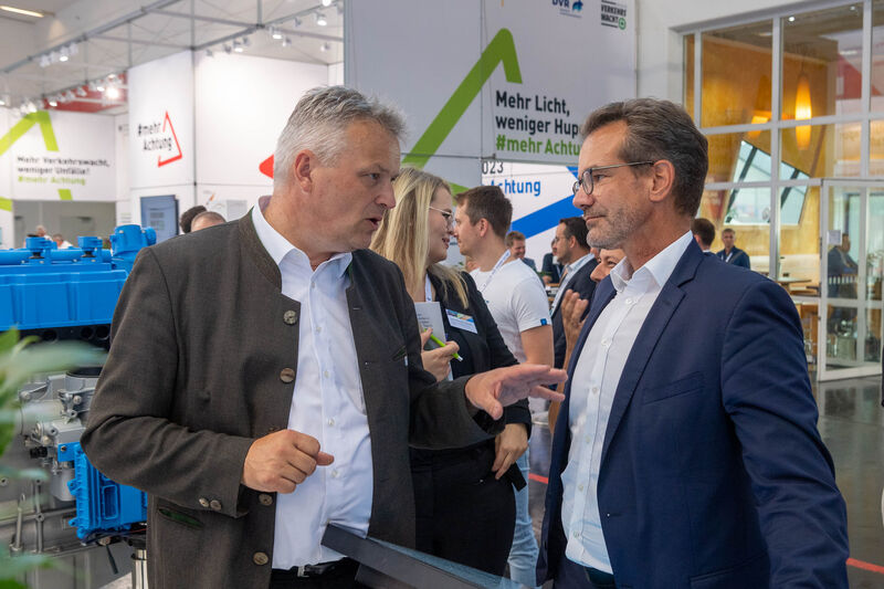 Bayerns Wirtschaftsstaatssekretär Roland Weigert besucht die IAA MOBILITY 2023