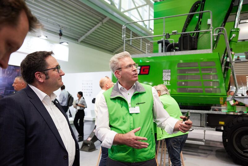 Bayerns Wirtschaftsstaatssekretär Tobias Gotthardt besucht die IFAT Munich 2024.