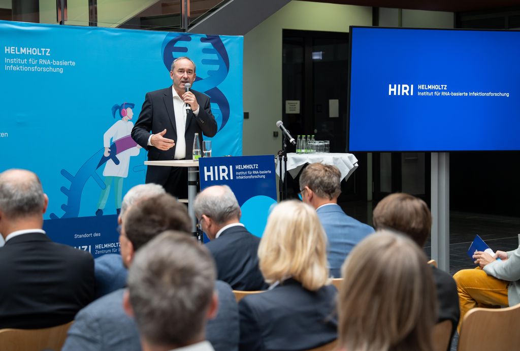 Impressionen des Bayerischen Staatsministers Hubert Aiwanger beim Richtfest auf dem Medizin-Campus Würzburg.