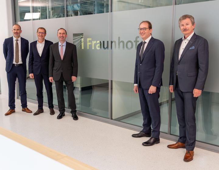 Vor dem neuen Pandemieforschungslabor auf dem Roche-Campus in Penzberg (v.l.n.r.: Prof. Dr. Raoul Klingner (Fraunhofer-Institut), Claus Haberda (Geschäftsführer und Leiter Finanzen der Roche Diagnostics GmbH), Staatsminister Aiwanger, Alexander Dobrindt (Vorsitzender der CSU im Bundestag), Prof. Gerd Geisslinger (Fraunhofer-Institut); Foto: StMWi / E. Neureuther)