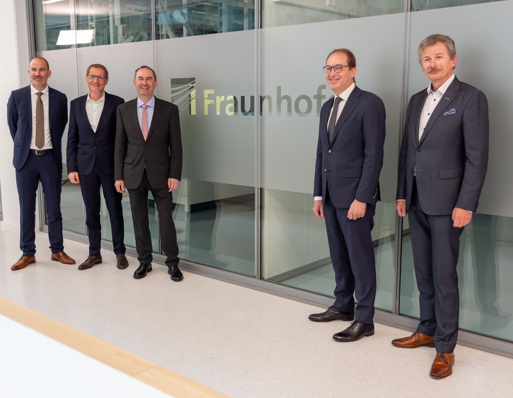 Vor dem neuen Pandemieforschungslabor auf dem Roche-Campus in Penzberg (v.l.n.r.: Prof. Dr. Raoul Klingner (Fraunhofer-Institut), Claus Haberda (Geschäftsführer und Leiter Finanzen der Roche Diagnostics GmbH), Staatsminister Aiwanger, Alexander Dobrindt (Vorsitzender der CSU im Bundestag), Prof. Gerd Geisslinger (Fraunhofer-Institut); Foto: StMWi / E. Neureuther)