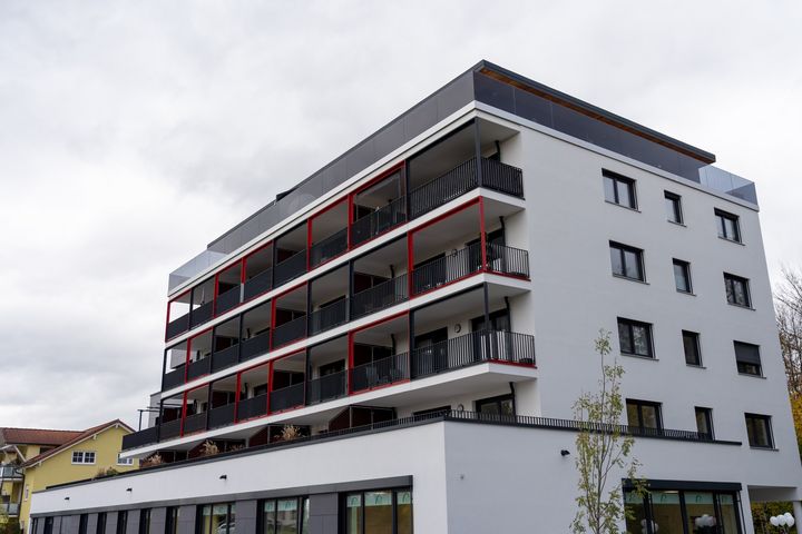Das neue Gebäude des bfz Deggendorf in der Hindenburgstraße, in dem künftig Schulungen, Lehrgänge und Deutschkurse angeboten werden. (Foto: StMWi / E. Neureuther)