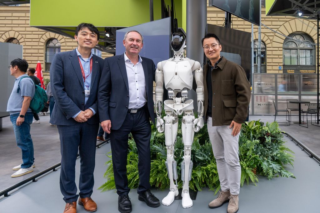 Bayerns Wirtschaftsminister Hubert Aiwanger besucht den IAA Open Space in München.