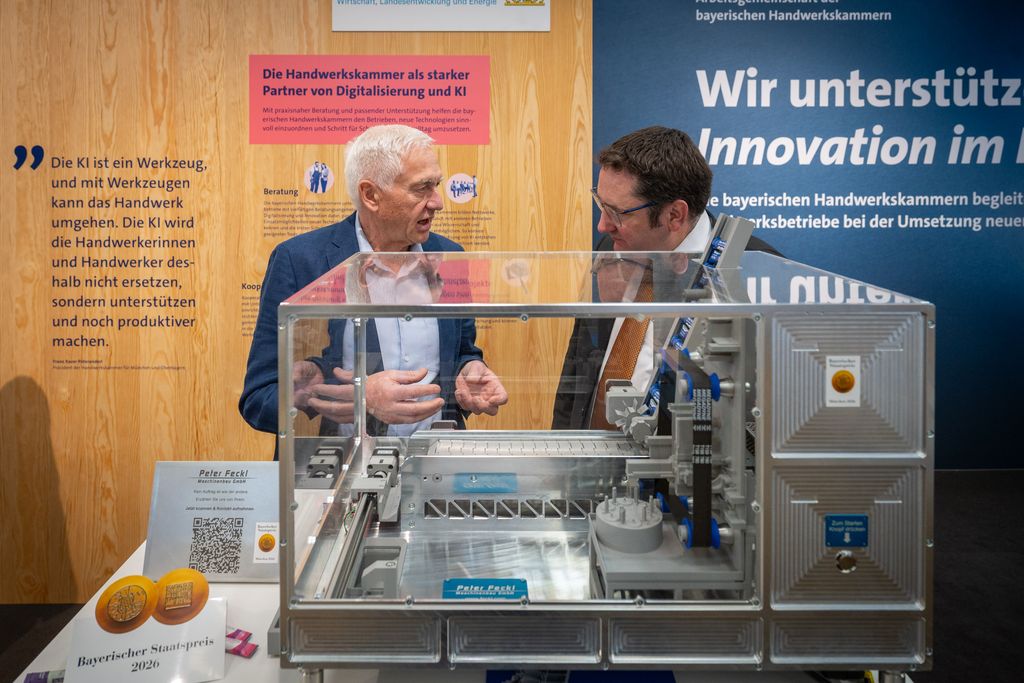 Bayerns Wirtschaftsstaatssekretär Tobias Gotthardt bei dem Messerundgang anlässlich der IHM 2026. 