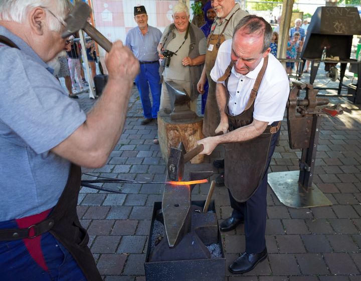 Wirtschaftsminister Hubert Aiwanger besucht die 13. Biennale der Schmiede in Kolbermoor © StMWi