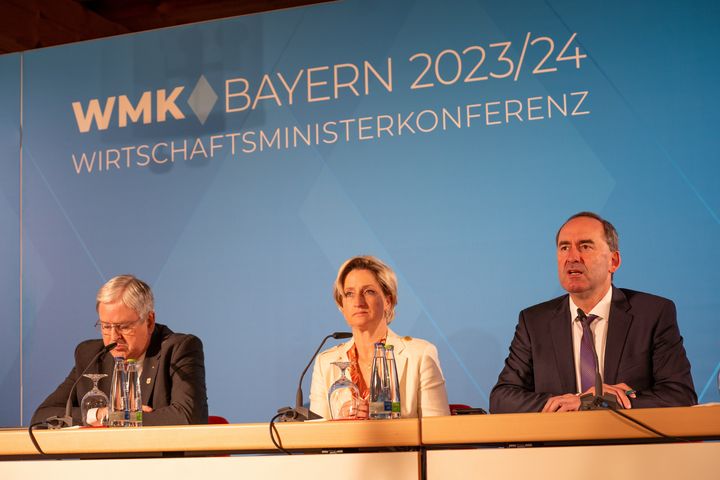 Der WMK-Vorsitzende Hubert Aiwanger, Baden-Württembergs-Wirtschaftsministerin Nicole Hoffmeister-Kraut und Brandenburgs Wirtschaftsminister Jörg Steinbach (von rechts) bei der WMK-Pressekonferenz. Foto: Elke Neureuther/StMWi