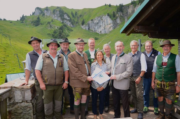 Bayerns Jagdminister Hubert Aiwanger (Vierter von rechts) hat den ersten Zwischenbericht des Steinwildprojekts an der Benediktenwand von Dr. Iris Biebach (Mitte) und BJV-Kreisgruppenvorsitzendem Wolfgang Morlang (Vierter von links) entgegengenommen. Mit dabei waren zahlreiche Unterstützer des Projekts, wie Landrat Josef Niedermaier, Revierpächter und Grundbesitzer, die Bürgermeister der Anrainer-Gemeinden und weitere Interessierte. Foto: StMWi/Vivienne Klimke