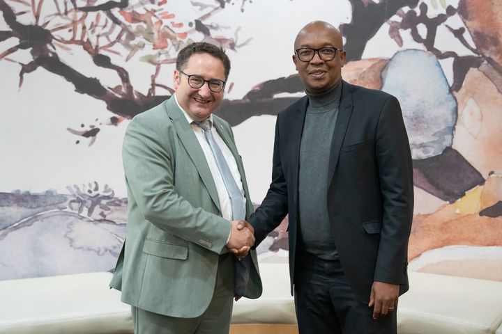 Tobias Gotthardt mit Südafrikas Handelsminister Parks Tau (Quelle: StMWi)