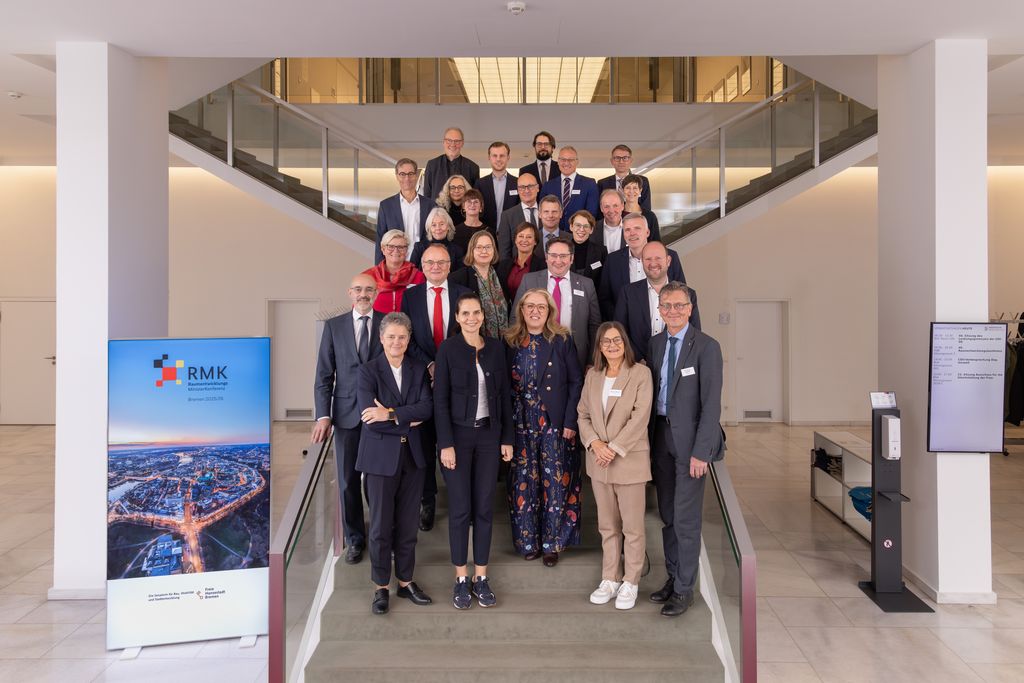 Bayerns Wirtschaftsstaatssekretär Tobias Gotthardt nach der Wahl mit den Teilnehmern der RMK. Foto: RMK