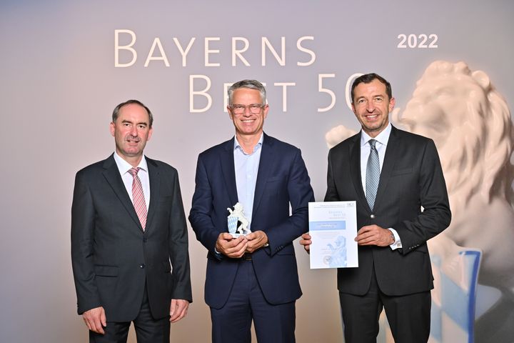Bayerns Wirtschaftsminister Hubert Aiwanger (links) übergibt die Auszeichnung "Bayerns Best 50" an die UVEX WINTER HOLDING GmbH & Co. KG.
