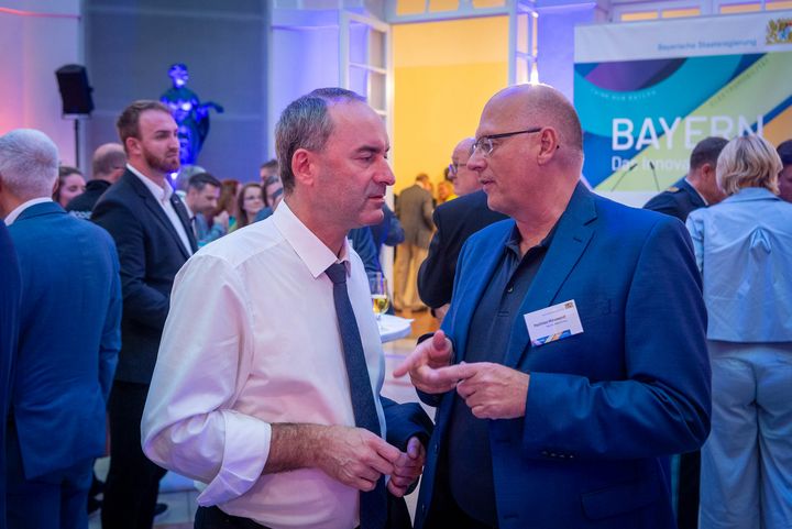 Der Bayerische Wirtschaftsminister Hubert Aiwanger und der Bayerische Verkehrsminister Christian Bernreiter laden zum Staatsempfang anlässlich der IAA MOBILITY 2023 ein.