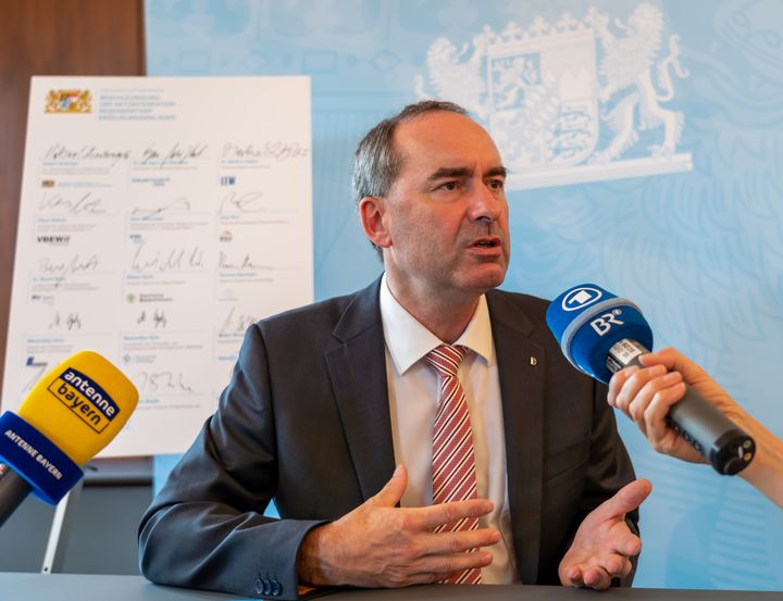 Wirtschaftsminister Hubert Aiwanger im Gespräch mit Medienvertretern am Rande der Pressekonferenz