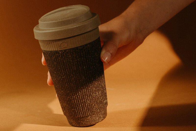 Kaffeebecher aus Kaffeesatz.