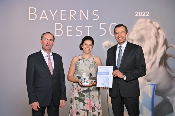 Bayerns Wirtschaftsminister Hubert Aiwanger (links) übergibt die Auszeichnung "Bayerns Best 50" an die BHS Corrugated Maschinen- und Anlagenbau GmbH.