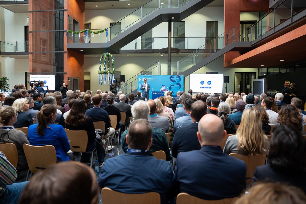 Impressionen des Bayerischen Staatsministers Hubert Aiwanger beim Richtfest auf dem Medizin-Campus Würzburg.