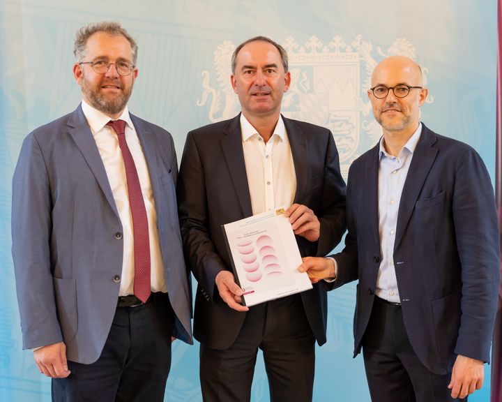 Bayerns Wirtschaftsminister Hubert Aiwanger nimmt den dritten Bericht zur Bayerischen Kultur- und Kreativwirtschaft vom Leiter des Bayerischen Zentrums für Kultur- und Kreativwirtschaft, Herrn Wittmann (1.v.l.), und seinem Stellvertreter, Herrn Dr. Berthold (3.v.l.), entgegen.
Foto: StMWi/E. Neureuther