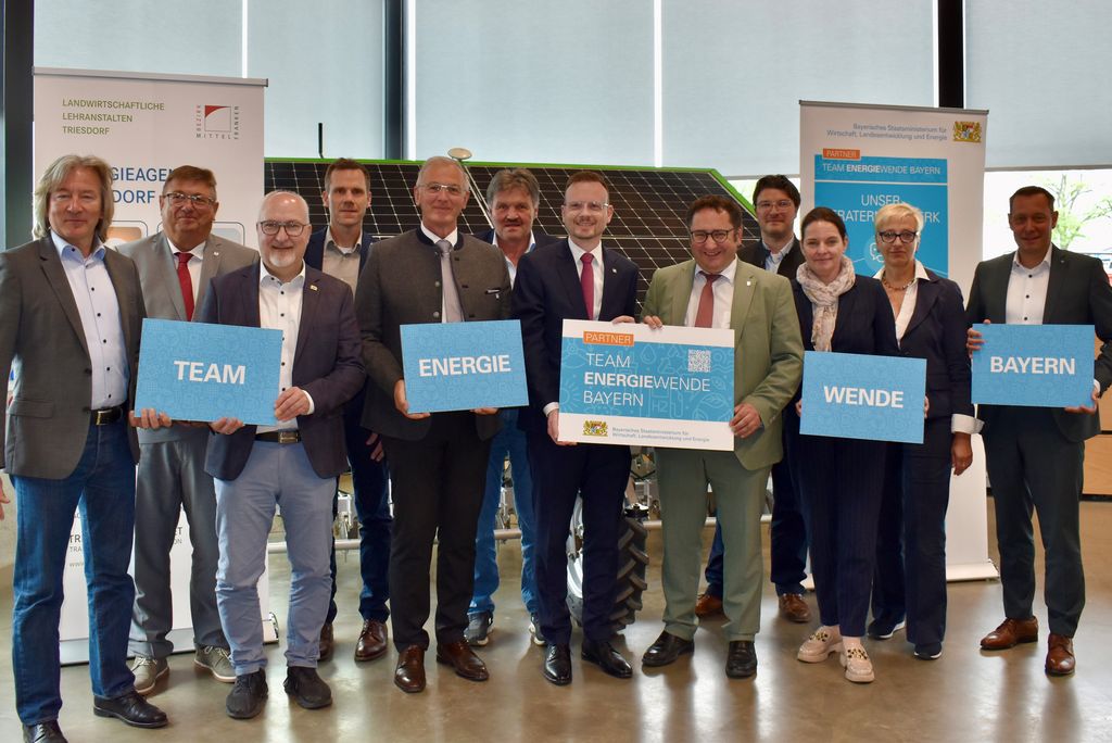 Freude bei allen Beteiligten in Triesdorf über den Start der neuen Energieagentur (v.l.n.r.): Erich Maurer (stellvertretender Vorsitzender Bayerische Energieagenturen e.V.), Hans Popp (Bezirksrat und Beauftragter der Landwirtschaftlichen Lehranstalten (LLA) Triesdorf), Helmut Schnotz (MdL), Markus Heinz (Direktor LLA), Wolfgang Hauber (MdL), Norbert Bleisteiner (Leiter FEL), Peter Daniel Forster (Bezirkstagspräsident), Tobias Gotthardt (Bayerns Wirtschafts- und Energiestaatssekretär), Daniel Goltz (Leiter Bildungs- und Umweltreferat beim Bezirk Mittelfranken), Dr. Kerstin Engelhardt-Blum (Regierungspräsidentin der Regierung von Mittelfranken), Manuela Eppe-Sturm (Direktorin der Bezirksverwaltung), Armin Kroder (Landrat Nürnberger Land, Bezirksrat). Foto: LLA, Vera Pedreiro Correia.
