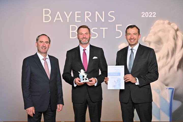 Bayerns Wirtschaftsminister Hubert Aiwanger (links) übergibt die Auszeichnung "Bayerns Best 50" an die GEDA GmbH.